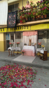  Altar en la calle Veleta donde los balcones han sido parte importante de la decoración./Laura Rejón y Montse Escudero.