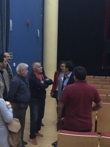 El alcalde, varios concejales y representantes vecinales, en el Teatro José Tamayo./Lola López Zamora.