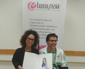 Marta Castillo y José Antonio Carmona muestran el dibujo realizado por Silvia Pereira./Chana Press