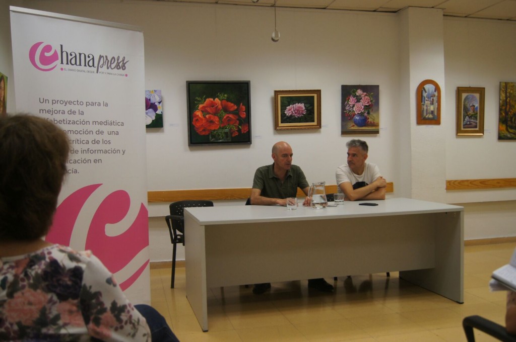 Antonio (izquierda) y José Ángel Arias durante su entrevista con Chana Press./Esther Godoy.