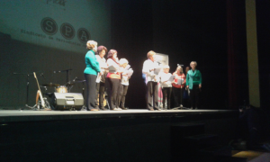 Miembros del Grupo Motor de Mujeres de La Chana durante su lectura dramatizada.
