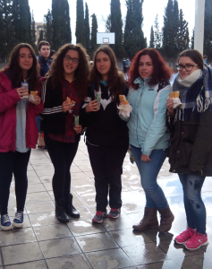 Un grupo de alumnas del IES Severo Ochoa disfrutó de un buen desayuno andaluz./Ana María Linares.