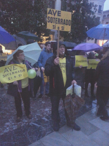 Los vecinos mostraban pancartas en las que reclamaban el soterramiento del AVE./Laura Rejón.