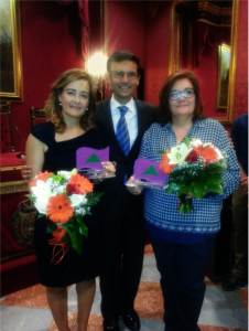  Francisco Cuenca con las premiadas Rosario Palma (derecha) y Juana María Gil./Laura Rejón.