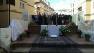 Altar colocado en las escaleras de una comunidad de vecinos de la calle Doctor Medina Olmos./Laura Rejón y Montse Escudero.