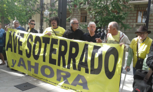 Miembros de la Marea Amarilla desplegaron su pancarta frente a la Subdelegación del Gobierno./Chana Press