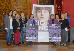 Representantes de la Plataforma 25N y la Asamblea Unitaria Feminista en la presentación del cartel./Ayuntamiento Granada.
