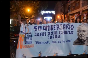 Una gran pancarta abría la comitiva de corredores del Juan XXIII de la Chana. /Centro educativo Juan XXIII.