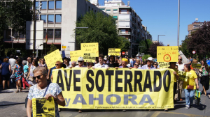 Pancarta reclamando el soterramiento del AVE durante la manifestación de septiembre de 2016./Esther Godoy.