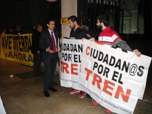 Imagen a las puertas de la Subdelegación del Gobierno a la llegada del alcalde de Granada. /Chana Press