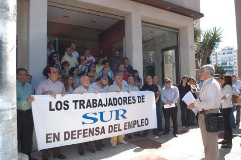El miembro de la directiva regional del SPA, Rafael Contreras (a la derecha de la imagen), se dirige a los trabajadores de diario Sur. Foto de la revista El Observador