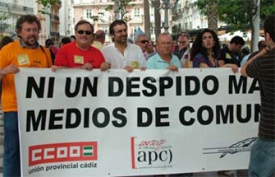 Francisco Burgos y Guillermo Polo, del SPA, en la cabecera de la manifestación a la izquierda de la imagen