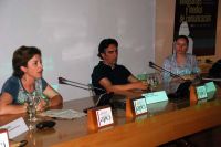 Desde la izquierda, Begoña Curiel, redactora de Canal Sur Algeciras, Julian Rojas, periodista gráfico de El País, y Getly Arce, periodista gráfica especializada en Inmigración y ONGs