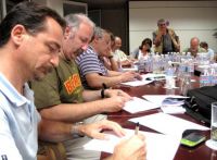 En primer término, delegados FeSP en la firma del acuerdo / foto Antonio Peiró