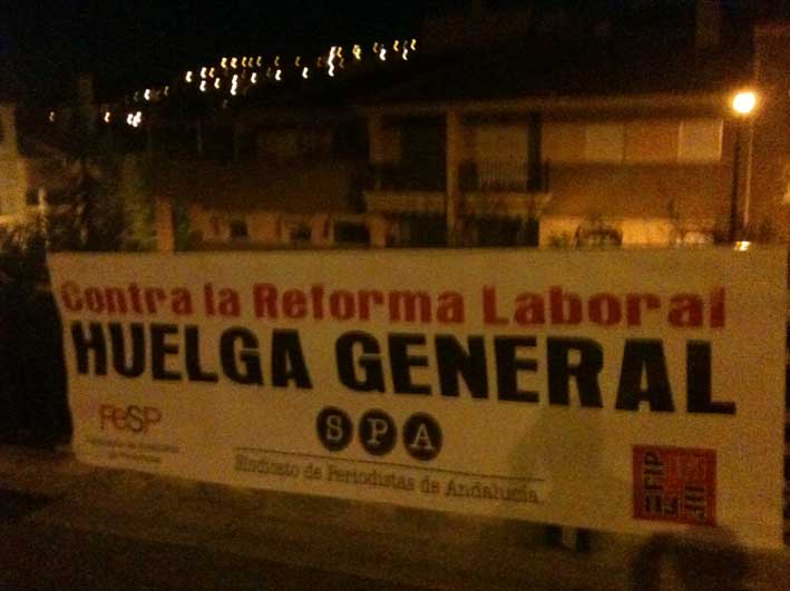 Pancarta en la entrada de Canal Sur en Granada el 28 de septiembre